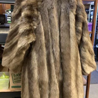 LISU320 Marshall Field’s Fur Coat	Coat appears to be a size large.   It is in need of cleaning as shown spotting on inside fabric.
