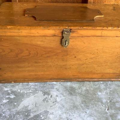 BIGA325 Vintage Trunk	Very clean trunk.  Measures approximately 17" Tall x 35.5" Wide x 16" Deep.
