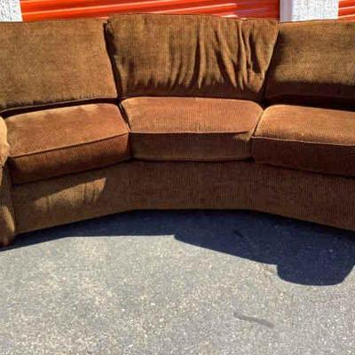 BIGA322 Flexsteel Sectional	Very clean brown black and gold couch.  It measures approximately 28" Tall x 106" Wide x 38"...