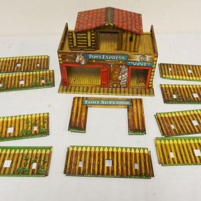 1268	VINTAGE TIN TOY FORT & FENCE
