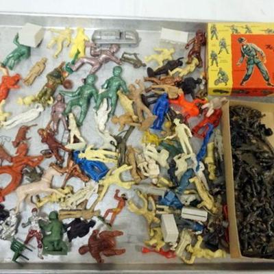 1255	LARGE ASSORTMENT OF VINTAGE TOY FIGURES INCLUDING SPACEMEN, SOLDIERS, COWBOYS, INDIANS, ETC
