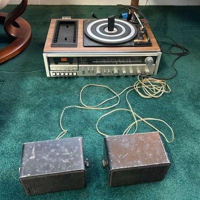 WWW082- Vintage Sanyo Record Turntable With Cassette Deck and Speakers