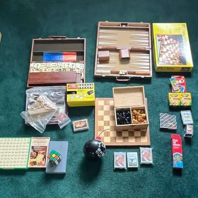 WWW086 Assorted Vintage Board Game And Crayons Lot