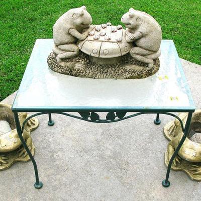 Outdoor Table / Garden Frog Planters and Frogs Playing Chess