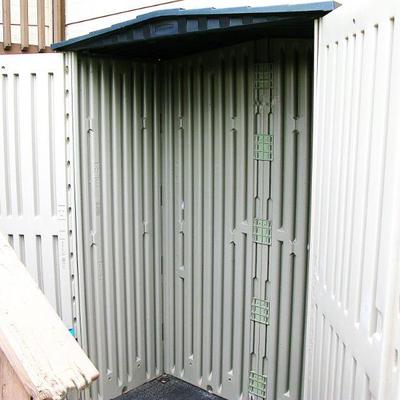 Rubbermaid outdoor or Garage Storage with Roof