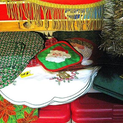 Christmas Table Clothes / Napkin Sets