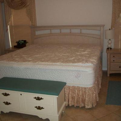 6pcs. Bassett Furniture King Natural Wood Bedroom Suite