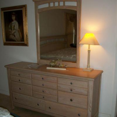  Bassett 8 Drawer Dresser - King Bedroom Suite