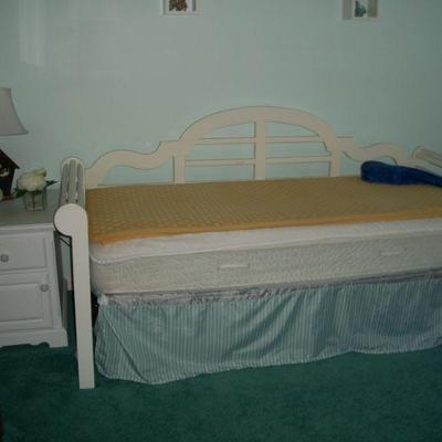 White Daybed with Trundle