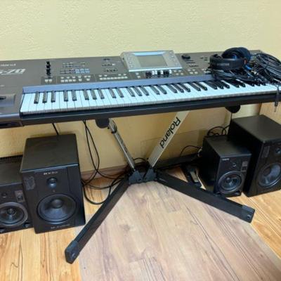 Roland G-70 Keyboard Studio Kit: Keyboard, M-Audio BX8A, Headphones