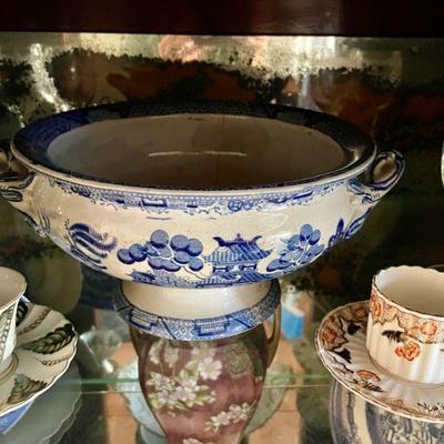 Antique Blue Willow tourine.