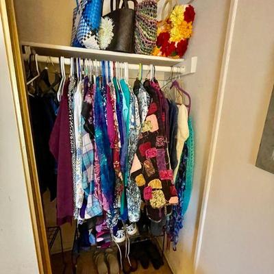 Women's clothing, sized XL-2XL.