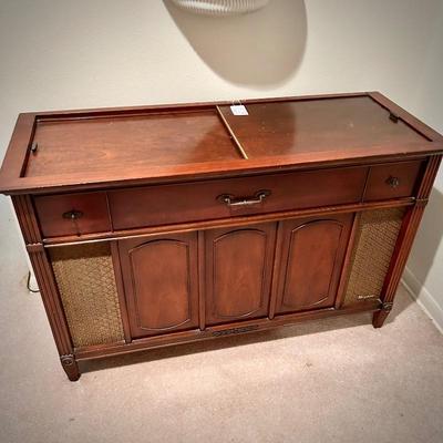 Vintage Magnavox Micromatic record player / stereo