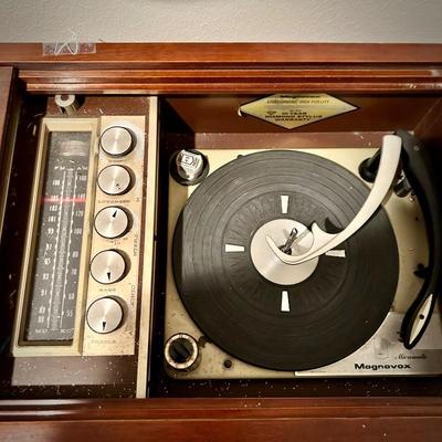 Vintage Magnavox Micromatic record player / stereo