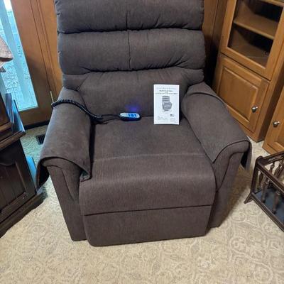 Like new lifts chair