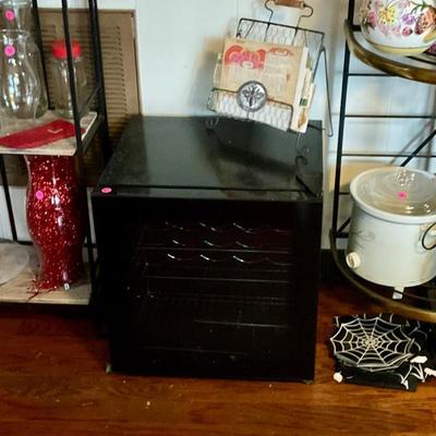Wine refrigerator 