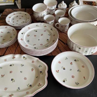 Villeroy and Bosch Petit Fleurs
1 platter
1 round souffle 
1 round tart dish
1 large serving bowl
1 small serving bowl
4 rim soups
4...