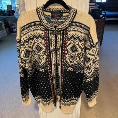 HANDMADE WOOL SWEATER