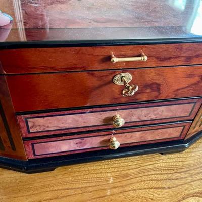 Jewelry box 