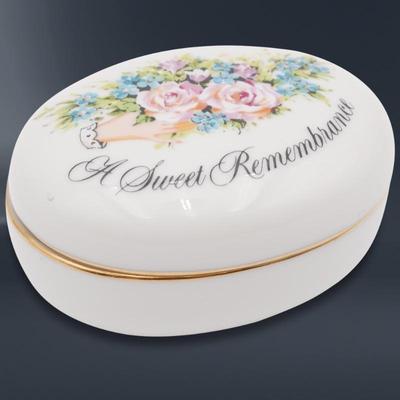 Vintage Avon Valentine's Day 1982 "A Sweet Remembrance" Porcelain Trinket Box