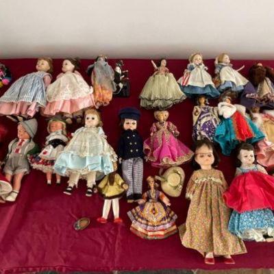 Lot 031-ER: Assorted Dolls