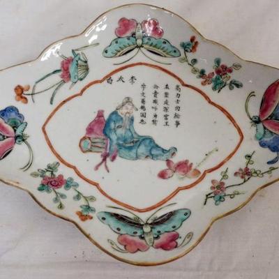 1243	CHINESE PORCELAIN SCALLOPED EDGE FOOTED DISH, APPROXIMATELY 11 IN X 8 1/2 IN X 2 IN H
