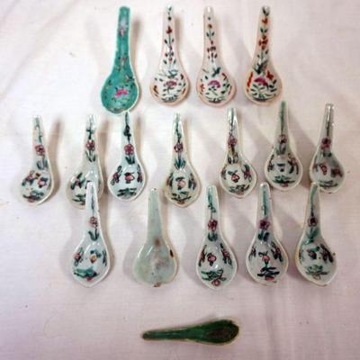 1255	19 ASSORTED CHINESE PORCELAIN SPOONS, LARGEST APPROXIMATELY 6 IN
