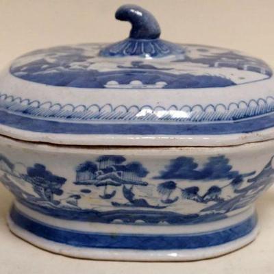 1122	CHINESE CANTON COVERED DOUBLE HANDLED TUREEN, APPROXIMATELY 11 IN X 7 IN X 7 IN H
