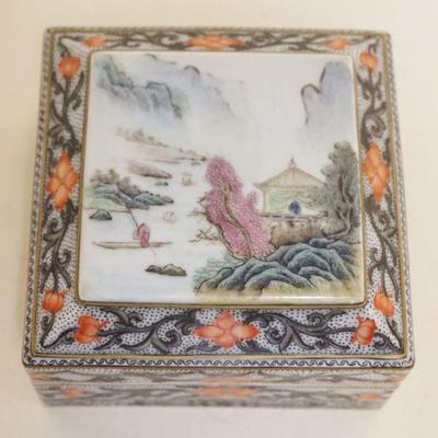 1012	ASIAN PORCELAIN SQUARE COVERED BOX W/CHARACTER MARKS ON BASE
