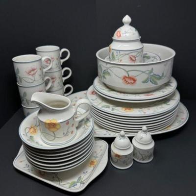 Villeroy & Boch Albertina Collection: Dinnerware Set	