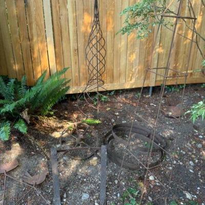 Metal Yard Art Pieces: Iron & Metal Garden Decor	