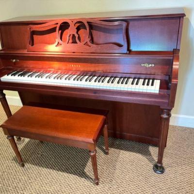 Well-Maintained Yamaha M500 Console Piano	