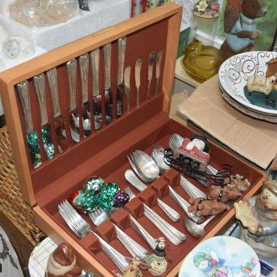 Silverplate for 8 with serving pieces