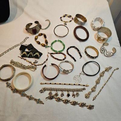 https://www.auctionninja.com/stress-free-estate-services-llc/sales/details/fine-gold-silver-and-costume-native-american-jewelry-coins-pap...