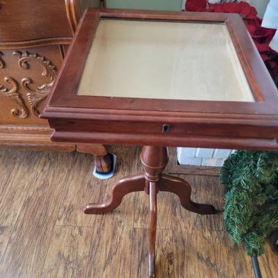 Display case end table 