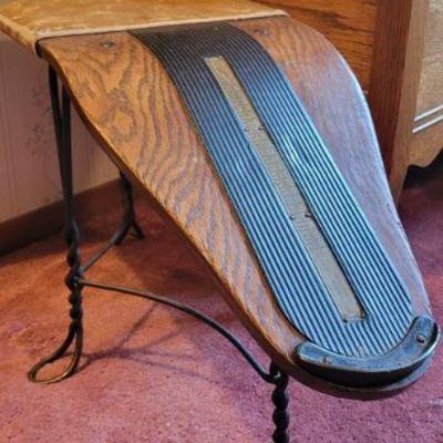 Shoe salesman 's bench