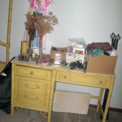 Thomasville desk  
BUY IT NOW $ 85.00