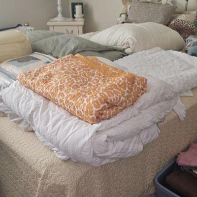 Many queen comforters and bedspreads