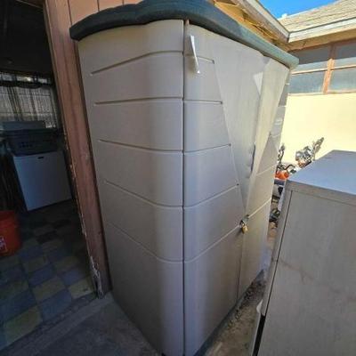 #6510 • Rubbermaid Plastic Storage Cabinet
