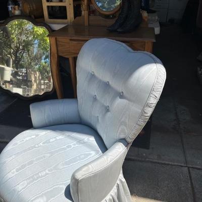 DRESSING CHAIR
