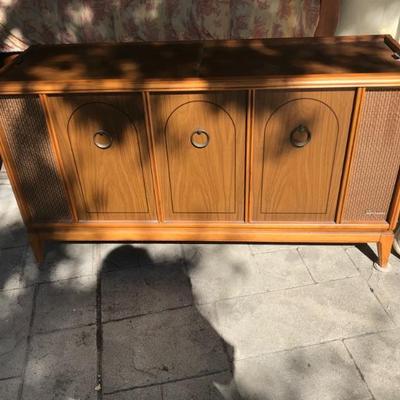 Magnavox record player! Cabinet in great condition!