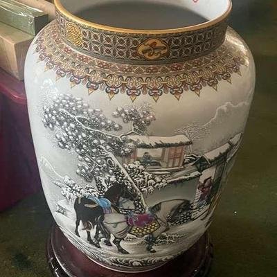 WWW208 Large Vintage Chinese Ceramic/Porcelain Vase 