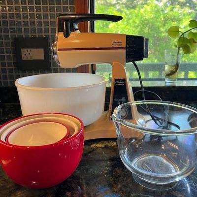 KKF229- Sunbeam Mixmaster Mixer With Assorted Bowls