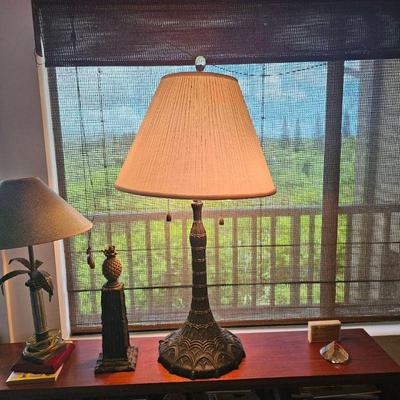 KKF008-Lavish Looking Table Lamp