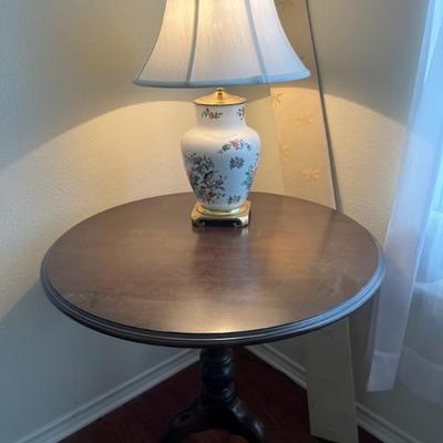 Queen Anne Tilt Top Table 