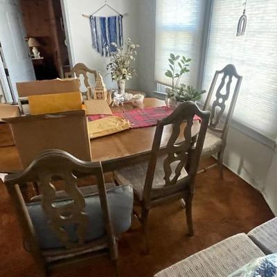 BEAUTIFUL DINING ROOM TABLE AND CHAIRS...
