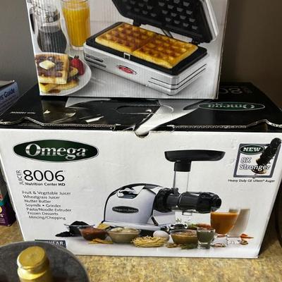 Omega 8006 juicer in box