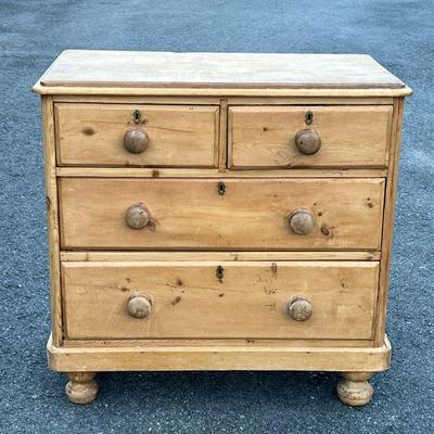 ANTIQUE PINE CHEST OF DRAWER | Having two half drawers over two full drawers, turned pulls and bun feet, great size and color! - l. 35 x...