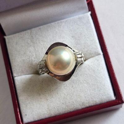 18k White Gold Pearl & Diamond Ring