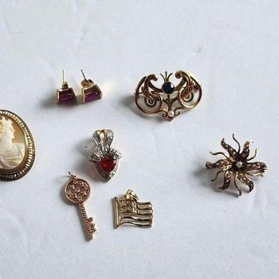 Various Gold Piece (Charms & Brooches)